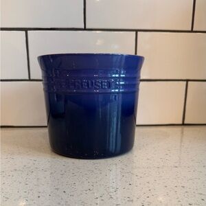 🌟 NWOT Le Creuset Stoneware Utensil Crock – Cobalt Blue – 2.3 L 🌟